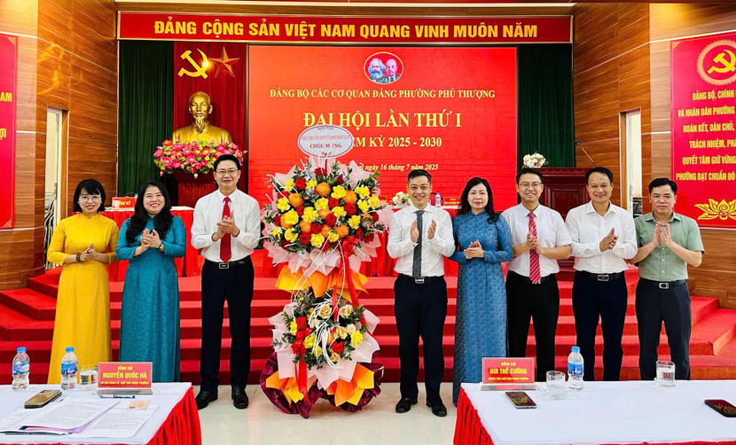 Đảng uỷ, HĐND, UBND, Uỷ ban MTTQ Việt Nam phường Phú Thượng tặng hoa chúc mừng Đại hội