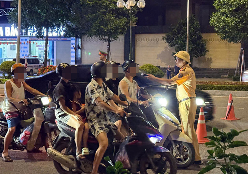 Tổ công tác kiểm tra nồng độ cồn trong đêm tuần tra, kiểm soát