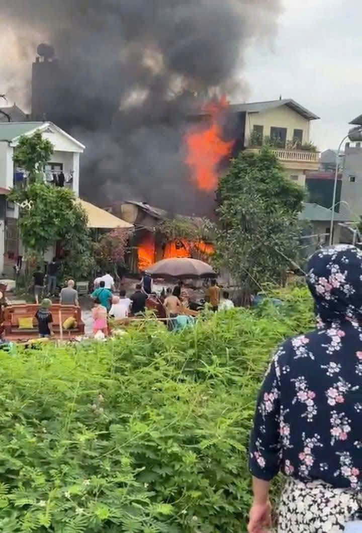 Nhanh chóng dập tắt đám cháy tại xã Phù Đổng