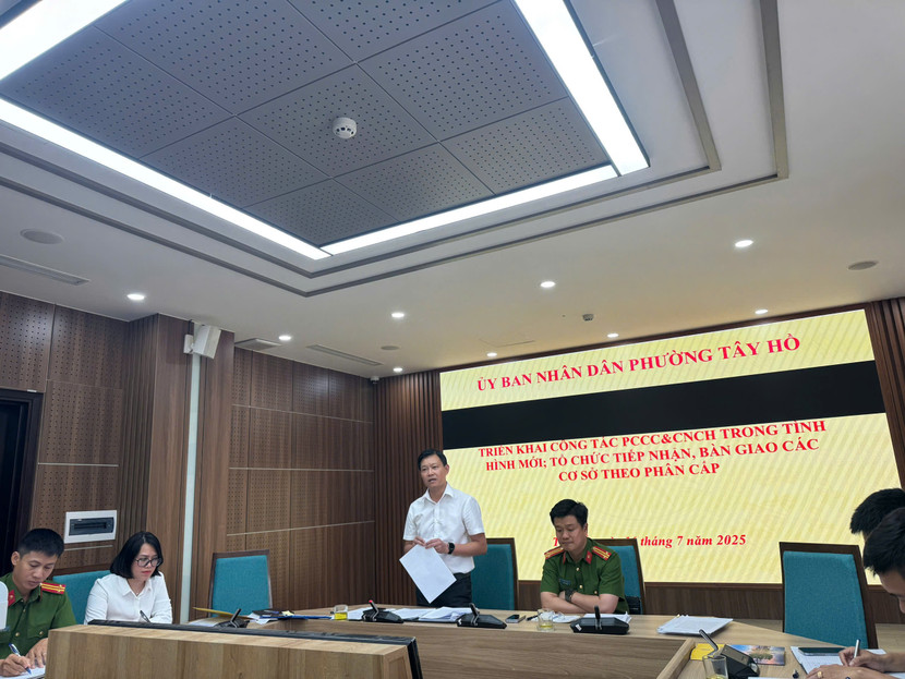 Ông Bùi Tuấn Dương - Phó Chủ tịch UBND phường Tây Hồ phát biểu tại hội nghị