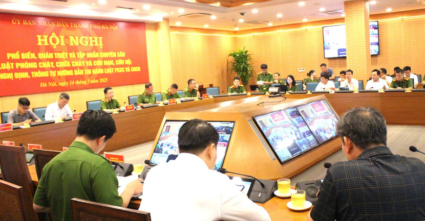 Trung tá Nguyễn Tuấn Dương - Phó Trưởng phòng Cảnh sát PCCC và CNCH, CATP Hà Nội thông qua chương trình hội nghị