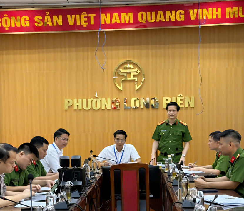 Thượng tá Đinh Việt Phương - Phó trưởng Phòng Cảnh sát PCCC và CNCH - Công an TP Hà Nội trao đổi về công tác PCCC và CNCH trong thời gian tới đối với UBND các phường