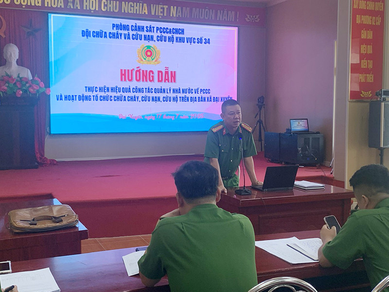 Trung tá Đặng Xuân Thủy - Đội chữa cháy và cứu nạn, cứu hộ khu vực số 34 triển khai các nội dung chính tại Hội nghị