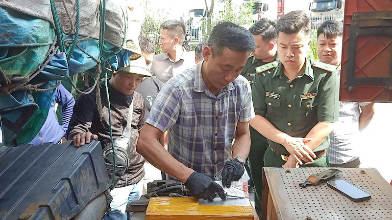 Cơ quan chức năng kiểm tra, phát hiện các đối tượng cất giấu số lượng lớn bạc tại vị trí dưới gầm xe ô tô