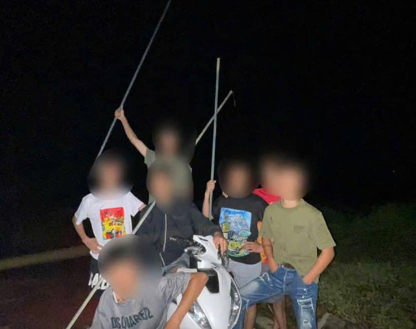 Nhóm thanh, thiếu niên tụ tập mang hung khí nguy hiểm ra đường