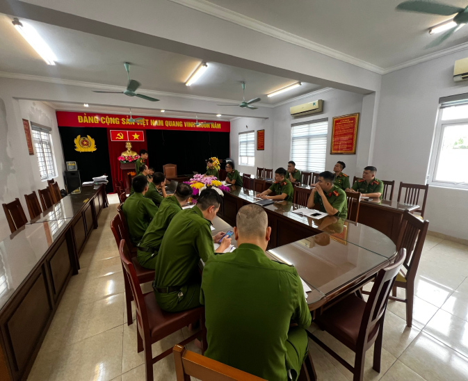 Đội Cảnh sát PCCC và CNCH trên sông làm việc với Công an phường Hồng Hà triển khai hướng dẫn các cơ sở do UBND phường quản lý khai báo, cập nhật thông tin vào phần mềm khai báo của hệ thống cơ sở dữ liệu về PCCC