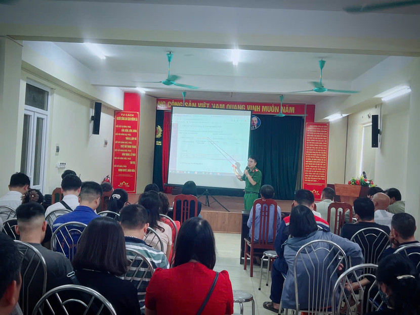 Đại úy Dương Hoài Nam - cán bộ Đội Chữa cháy và CNCH Khu vực số 19 hướng dẫn cơ sở khai báo, cập nhật dữ liệu PCCC