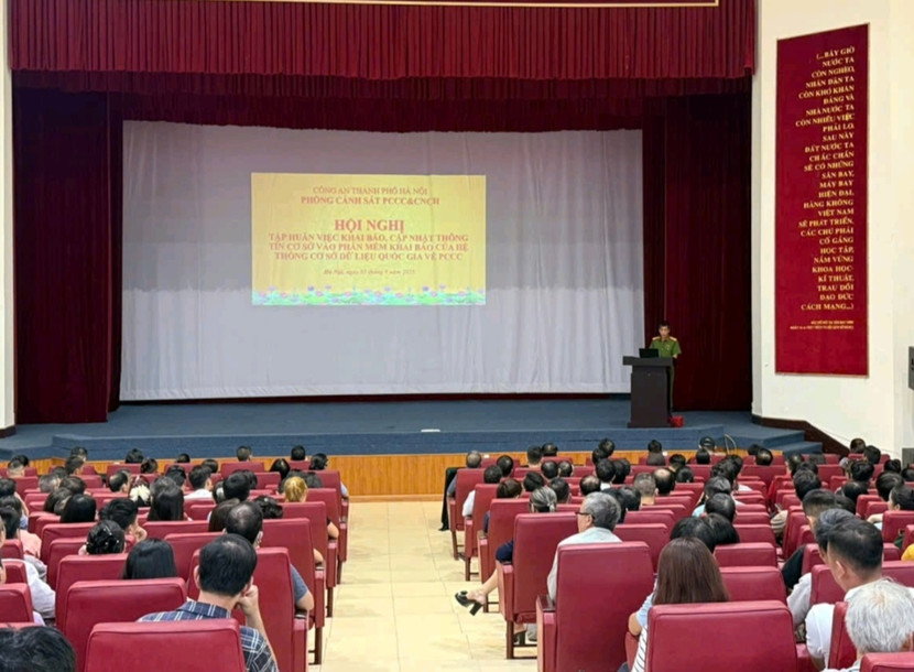 Trung tá Nguyễn Cao Cường - Phó Đội trưởng Đội Chữa cháy và CNCH khu vực số 18 - Phòng Cảnh sát PCCC và CNCH phổ biến những quy định mới của Luật PCCC và CNCH