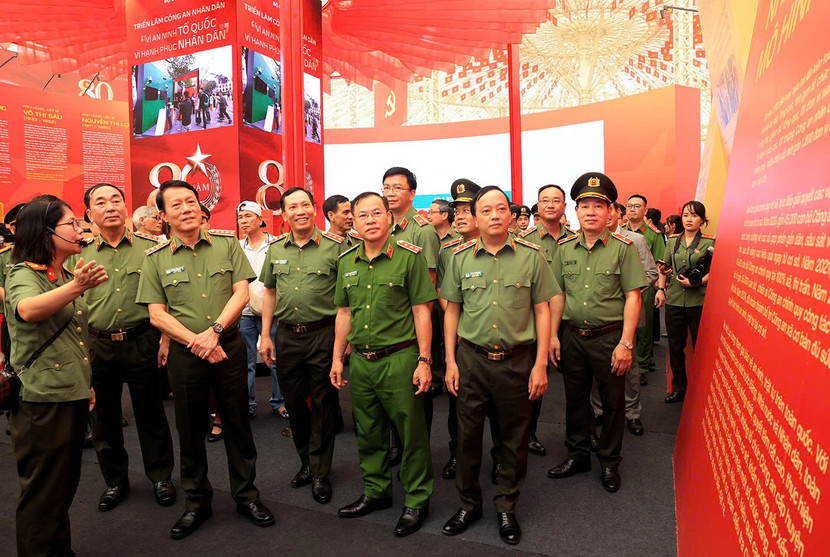 Đại tướng Lương Tam Quang, Bộ trưởng Bộ Công an và các đồng chí lãnh đạo Bộ tham quan không gian triển lãm của Bộ Công an