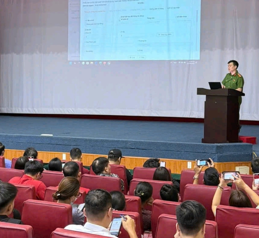 Báo cáo viên Đội Chữa cháy và CNCH khu vực số 18 - Phòng Cảnh sát PCCC và CNCH hướng dẫn khai báo, cập nhật thông tin cơ sở thuộc diện quản lý về PCCC tại hội nghị