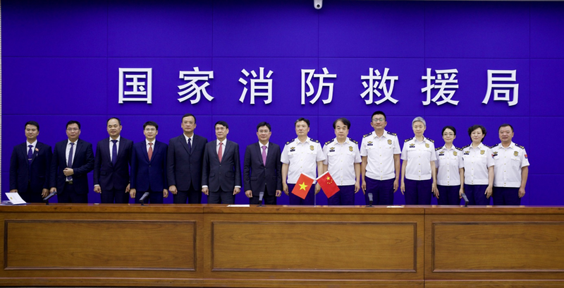 Đoàn công tác Cục Cảnh sát PCCC và CNCH, Bộ Công an Việt Nam và Cục PCCC và CNCH quốc gia Trung Quốc chụp ảnh lưu niệm