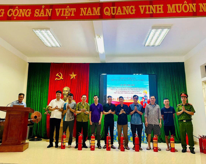 Hợp tác xã Đa Phúc trao tặng bình chữa cháy xách tay cho cơ sở