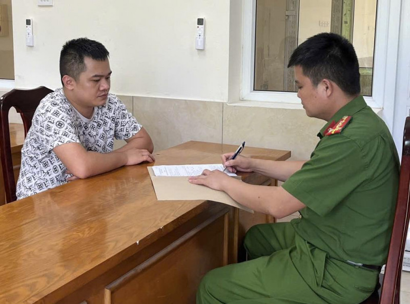 Công an xã Suối Hai lấy lời khai đối tượng Dương Văn Tú Công an xã Suối Hai lấy lời khai đối tượng Dương Văn Tú