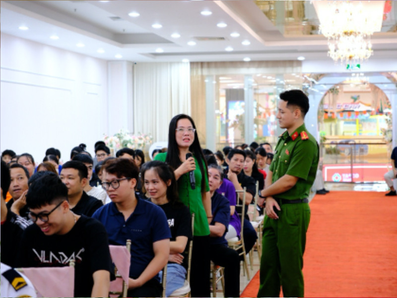 Báo cáo viên Phòng Cảnh sát PCCC và CNCH - CATP Hà Nội tuyên truyền, phổ biến kiến thức về sử dụng phương tiện chữa cháy cho nhân dân