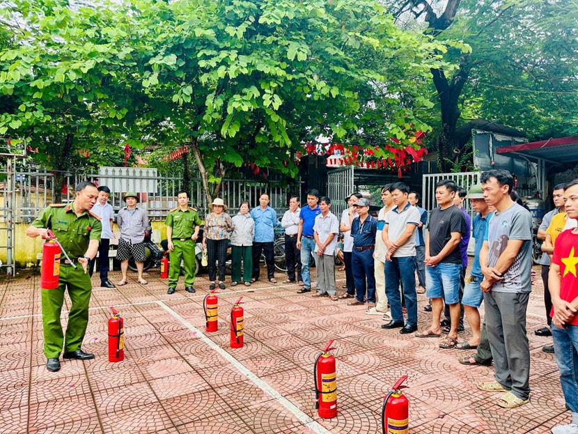 Cảnh sát PCCC và CNCH hướng người dân sử dụng bình chữa cháy an toàn, hiệu quả