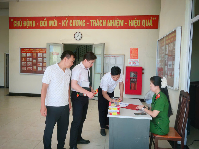 Đội Chữa cháy và CNCH khu vực số 19 phát tài liệu tuyên truyền cẩm nang PCCC và CNCH cho người đứng đầu cơ sở