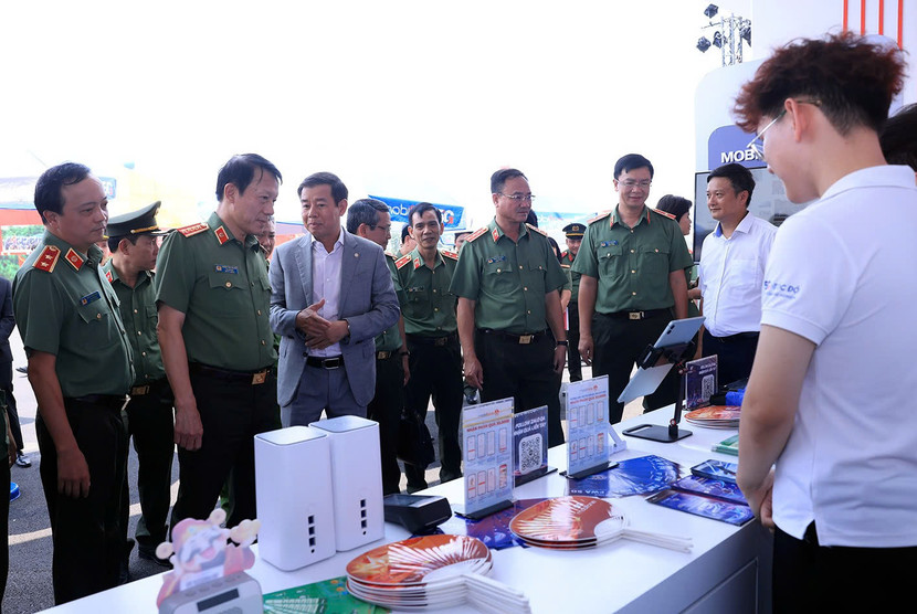 Bộ trưởng Lương Tam Quang và các đồng chí lãnh đạo Bộ tham quan khu vực ngoài trời của Triển lãm