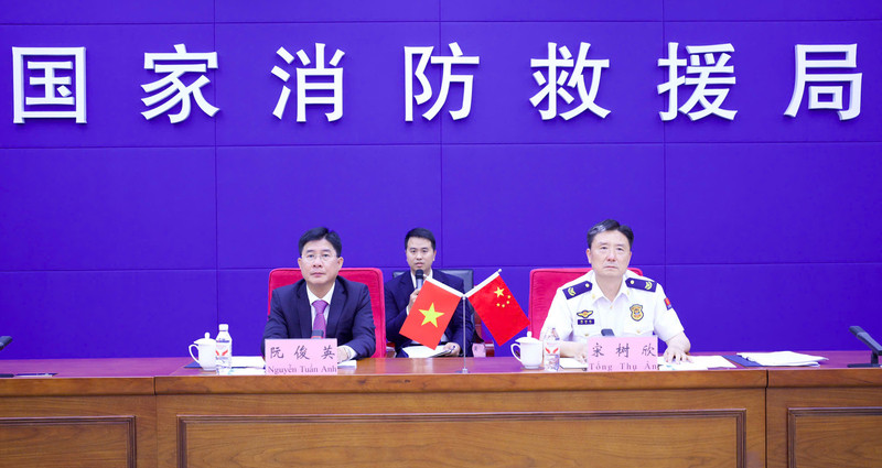 Trung tướng Nguyễn Tuấn Anh và đồng chí Tống Thụ Hân chủ trì buổi làm việc giữa Cục Cảnh sát PCCC và CNCH, Bộ Công an Việt Nam và Cục PCCC và CNCH quốc gia Trung Quốc