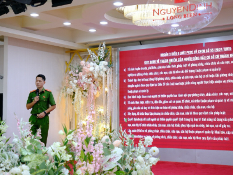 Báo cáo viên truyền đạt những nội dung quan trọng về những điểm mới của Luật Phòng cháy chữa cháy và cứu nạn, cứu hộ