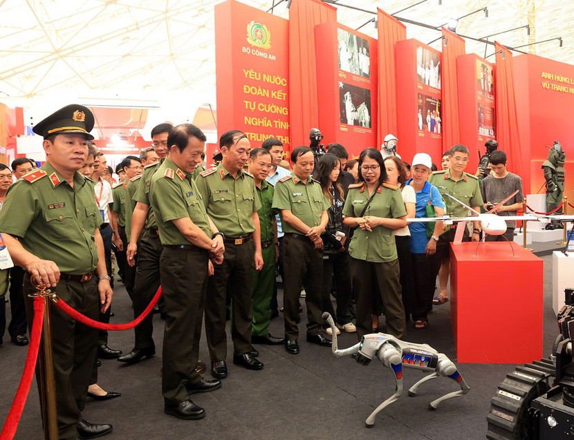 Đoàn đại biểu Đảng ủy Công an Trung ương, Bộ Công an nghe báo cáo về chức năng của robot chó nghiệp vụ và các phương tiện kỹ thuật khác...