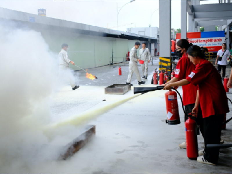 Cán bộ, nhân viên, lực lượng bảo vệ và các đơn vị thuê mặt bằng thực hành sử dụng bình chữa cháy xách tay