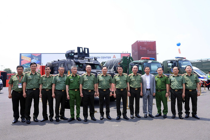 Bộ trưởng Lương Tam Quang và các đồng chí lãnh đạo Bộ chụp ảnh lưu niệm