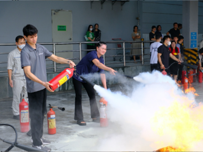 Cảnh sát PCCC và CNCH hướng dẫn các học viên thực hành sử dụng bình chữa cháy dập lửa cháy khí gas