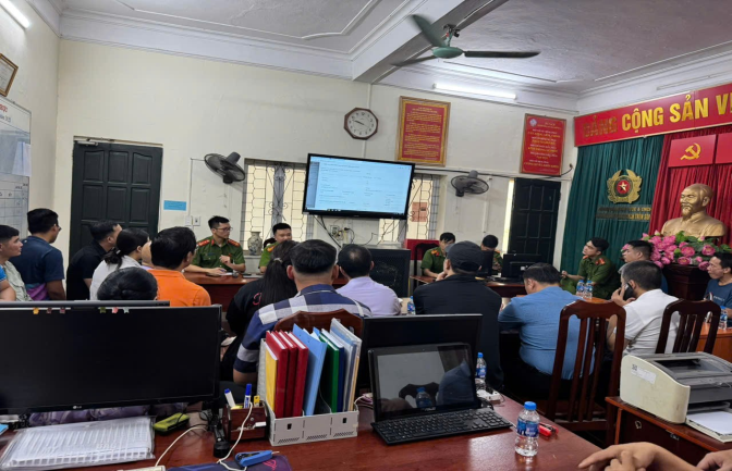 Đại diện các cơ sở được hướng dẫn, thực hành các thao tác nhập trường dữ liệu trên hệ thống