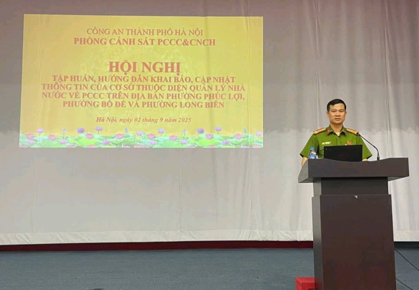 Trung tá Đinh Thanh Hà - Phó Đội trưởng phụ trách Đội chữa cháy và CNCH khu vực số 18 - Phòng Cảnh sát PCCC và CNCH phát biểu khai mạc hội nghị