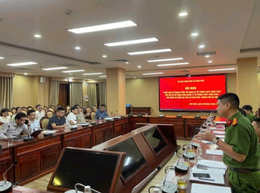 Đại diện Công an xã Hoài Đức báo cáo kết quả công tác rà soát, phân loại và bàn giao hồ sơ quản lý PCCC tại hội nghị Đại diện Công an xã Hoài Đức báo cáo kết quả công tác rà soát, phân loại và bàn giao hồ sơ quản lý PCCC tại hội nghị