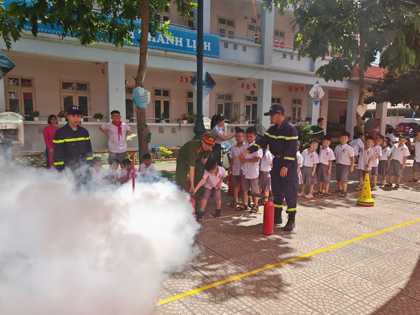 Chặng cuối cùng, các em được hướng dẫn cách sử dụng bình chữa cháy mini để dập tắt đám cháy giả định, hoàn thành nhiệm vụ và về đích trong tiếng reo hò của bạn bè Chặng cuối cùng, các em được hướng dẫn cách sử dụng bình chữa cháy mini để dập tắt đám cháy giả định, hoàn thành nhiệm vụ và về đích trong tiếng reo hò của bạn bè