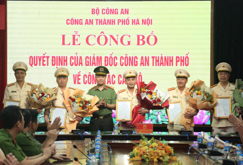 Đại tá Nguyễn Ngọc Quyền, Phó Giám đốc CATP chúc mừng các đồng chí nghỉ công tác, hưởng chế độ hưu trí Đại tá Nguyễn Ngọc Quyền, Phó Giám đốc CATP chúc mừng các đồng chí nghỉ công tác, hưởng chế độ hưu trí