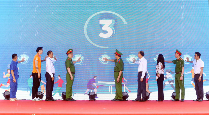 Các đại biểu nhấn nút hưởng ứng Tháng hành động phòng, chống ma túy năm 2025 với chủ đề &quot;Hà Nội - Chung một quyết tâm vì cộng đồng không ma túy&quot;