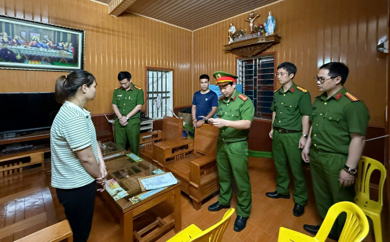 Cơ quan CSĐT Công an tỉnh Nam Định thi hành lệnh khám xét khẩn cấp chỗ ở đối với Trần Thị Diệu - kế toán Công ty CP đầu tư và phát triển Đại Phúc Nam Định