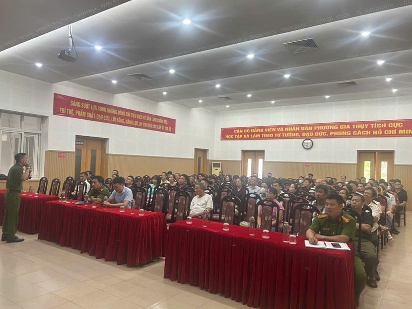 Thực hiện kế hoạch 101 của CATP Hà Nội về phát động phong trào thi đua đặc biệt thực hiện cao điểm tuyên truyền, hướng dẫn an toàn PCCC và CNCH đối với cơ sở, khu dân cư trên địa bàn thành phố tại UBND phường Gia Thụy, quận Long Biên