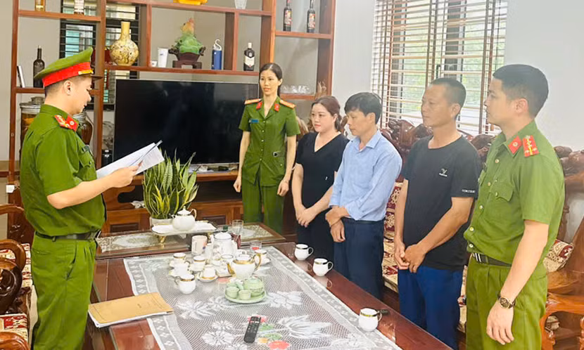 Cơ quan Cảnh sát điều tra thi hành lệnh cấm đi khỏi nơi trú và Quyết định tạm hoãn xuất cảnh đối với Lương Thị Hằng