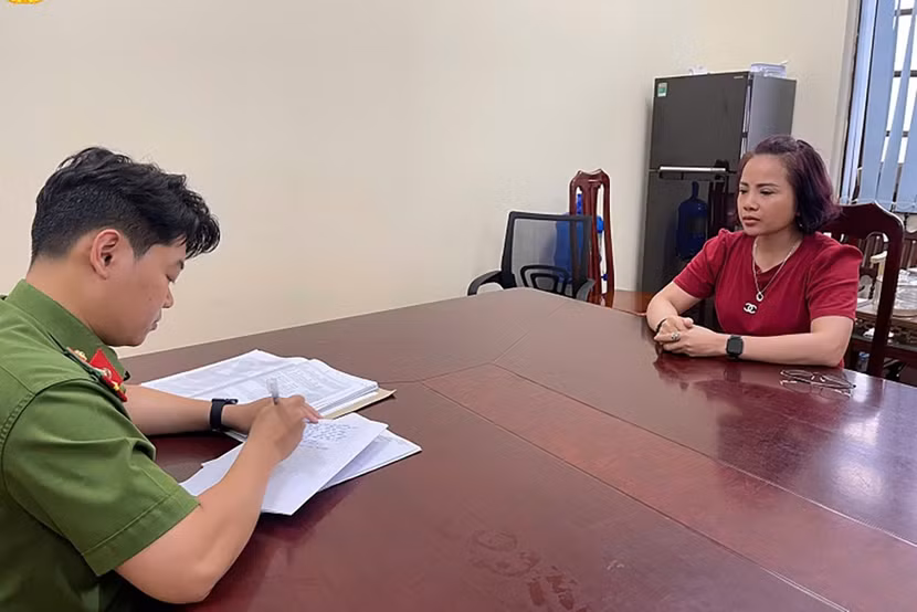 Hoàng Thị Tỉnh tại cơ quan công an