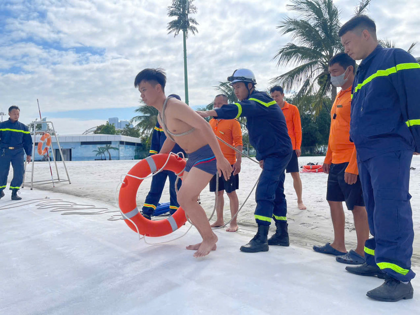 Cán bộ PCCC&CNCH hướng dẫn người dân cách sử dụng áo phao đúng cách tại hồ Lagoon Cán bộ PCCC&CNCH hướng dẫn người dân cách sử dụng áo phao đúng cách tại hồ Lagoon