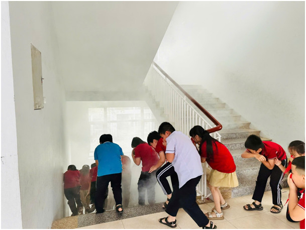 Cảnh sát PCCC và CNCH hướng dẫn học sinh tổ chức thoát nạn khi có sự cố cháy, nổ xảy ra