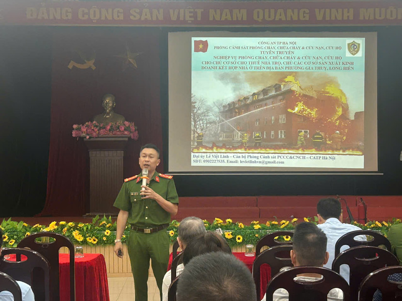 Báo cáo viên phổ biến kiến thức về an toàn cháy, nổ cho người dân tại phường Gia Thụy