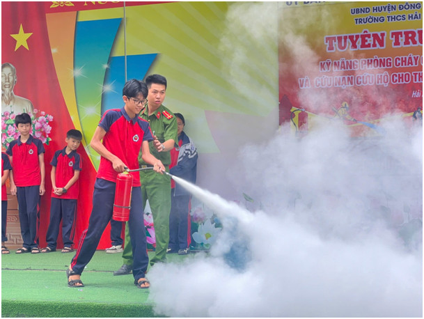 Cảnh sát PCCC&amp;CNCH hướng dẫn sử dụng phương tiện chữa cháy để dập tắt đám cháy giả định