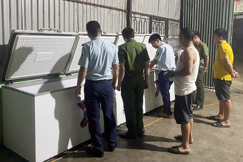 Lực lượng chức năng kiểm tra phát hiện có 2 tủ đông, bên trong chứa 460kg thịt lợn chết Lực lượng chức năng kiểm tra phát hiện có 2 tủ đông, bên trong chứa 460kg thịt lợn chết