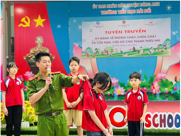 Cảnh sát PCCC&amp;CNCH hướng dẫn kỹ năng trong phòng chống tai nạn đuối nước