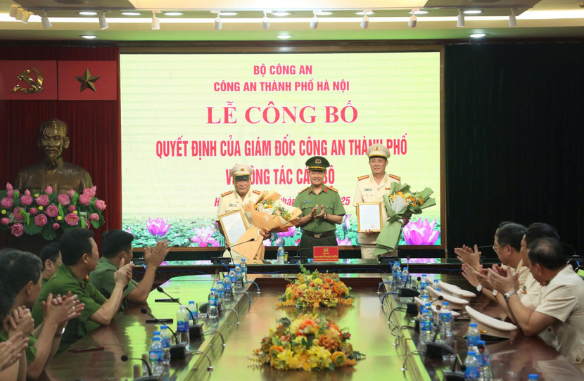 Đại tá Nguyễn Ngọc Quyền, Phó Giám đốc CATP trao quyết định và chúc mừng các đồng chí nghỉ công tác hưởng chế độ hưu trí Đại tá Nguyễn Ngọc Quyền, Phó Giám đốc CATP trao quyết định và chúc mừng các đồng chí nghỉ công tác hưởng chế độ hưu trí