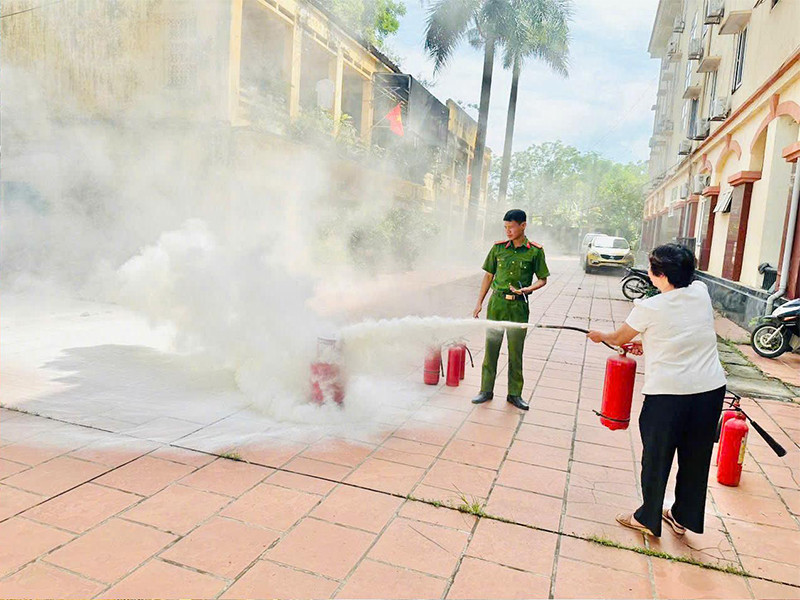 Người dân thực hành sử dụng phương tiện PCCC Người dân thực hành sử dụng phương tiện PCCC