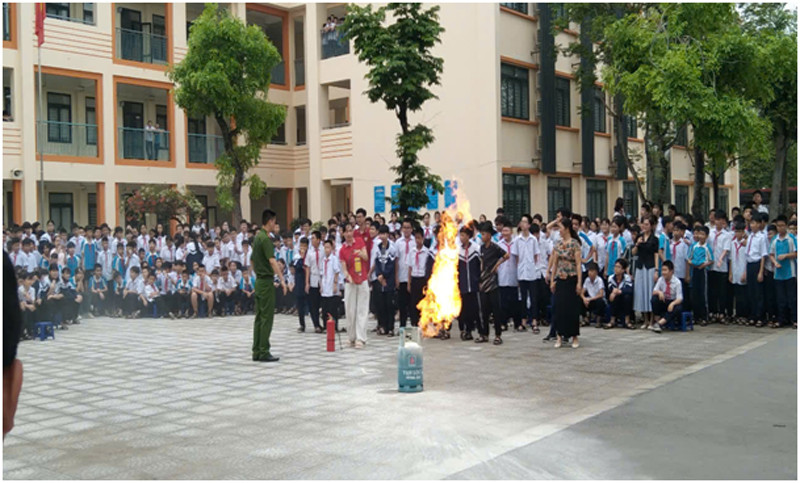 Cảnh sát PCCC và CNCH hướng dẫn sử dụng phương tiện chữa cháy để dập tắt đám cháy giả định Cảnh sát PCCC và CNCH hướng dẫn sử dụng phương tiện chữa cháy để dập tắt đám cháy giả định