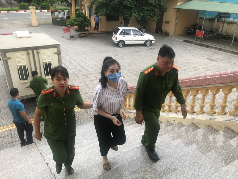 Cơ quan Công an dẫn giải đối tượng Hà đến phiên tòa