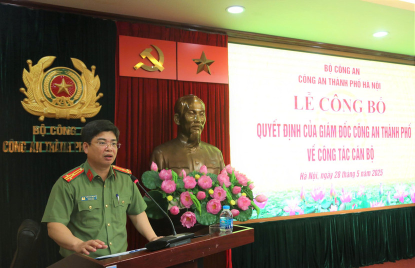 Thượng tá Trần Văn Quang công bố các Quyết định của Bộ Công an và Giám đốc CATP về công tác tổ chức cán bộ Thượng tá Trần Văn Quang công bố các Quyết định của Bộ Công an và Giám đốc CATP về công tác tổ chức cán bộ