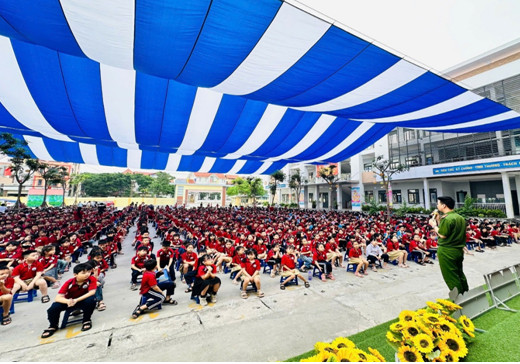 Báo cáo viên phổ biến kiến thức về an toàn cháy, nổ và phòng chống đuối nước cho học sinh