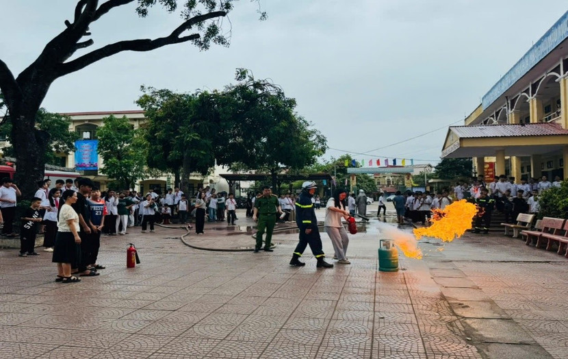 Cảnh sát PCCC và CNCH hướng dẫn học sinh thực hành chữa cháy giả định